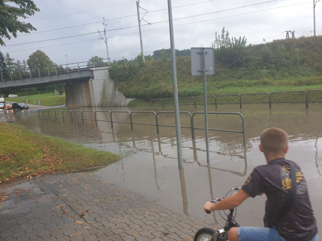 Zalana droga pod wiaduktem w Grybowie (21.08.)