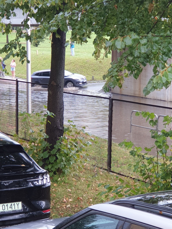 Zalana droga pod wiaduktem w Grybowie (21.08.)