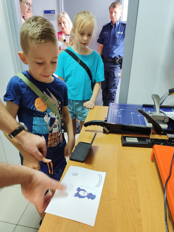 Dzieci poznają pracę policjantów i strażaków
