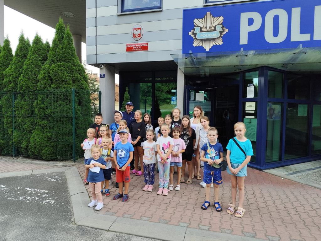 Dzieci poznają pracę policjantów i strażaków