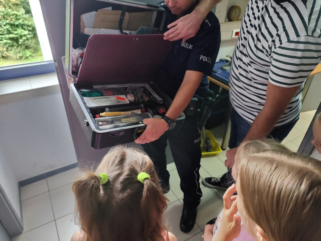 Dzieci poznają pracę policjantów i strażaków