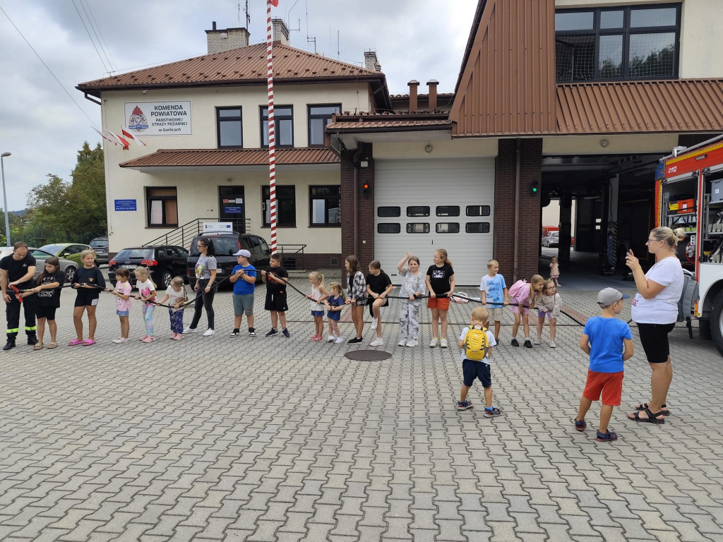 Dzieci poznają pracę policjantów i strażaków