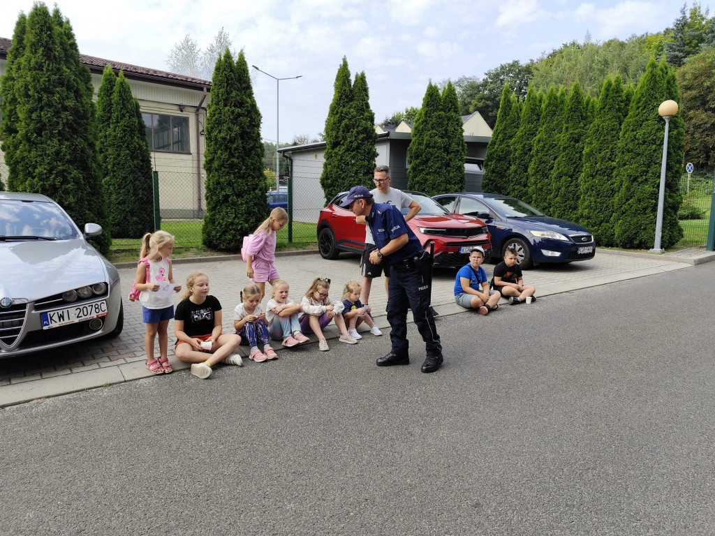 Dzieci poznają pracę policjantów i strażaków