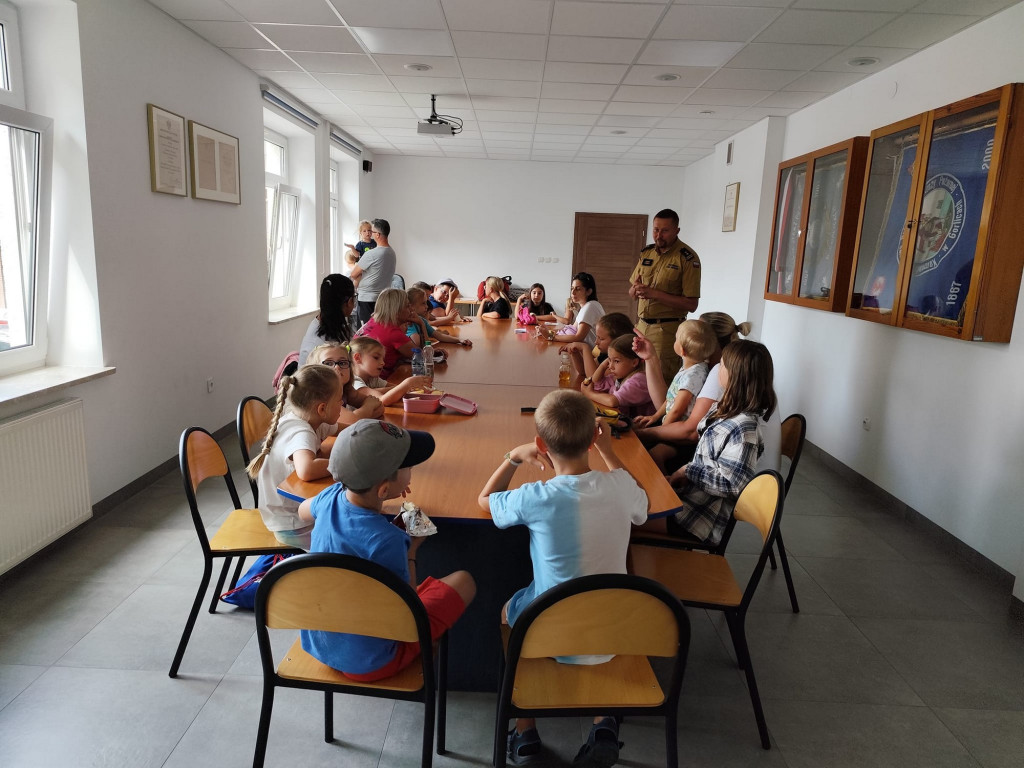 Dzieci poznają pracę policjantów i strażaków