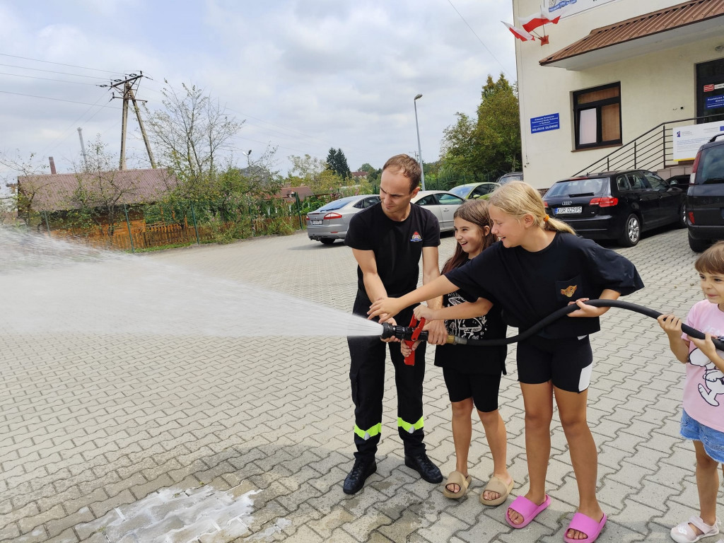 Dzieci poznają pracę policjantów i strażaków