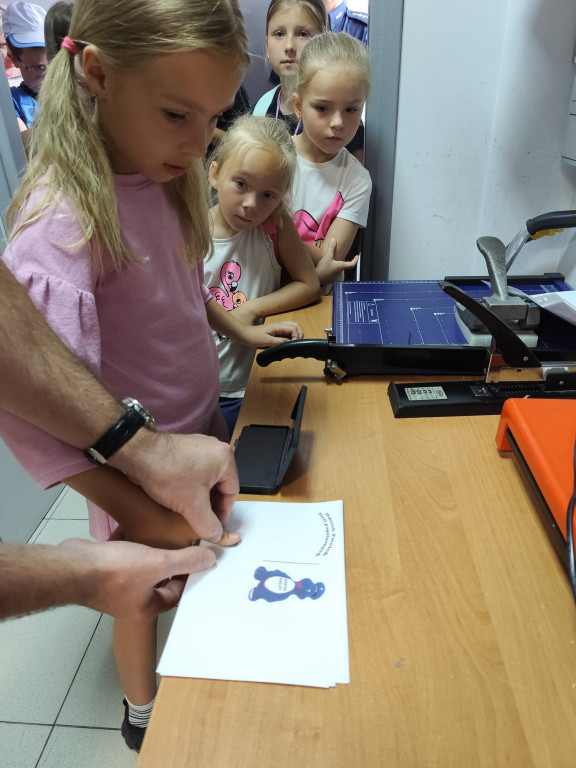 Dzieci poznają pracę policjantów i strażaków