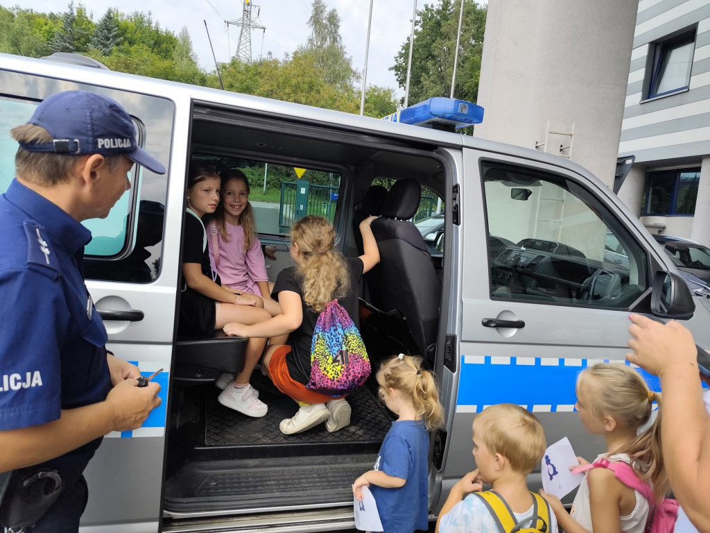 Dzieci poznają pracę policjantów i strażaków