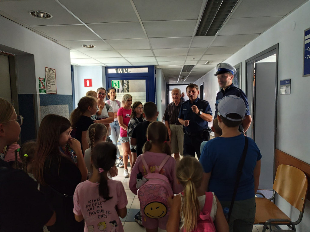 Dzieci poznają pracę policjantów i strażaków