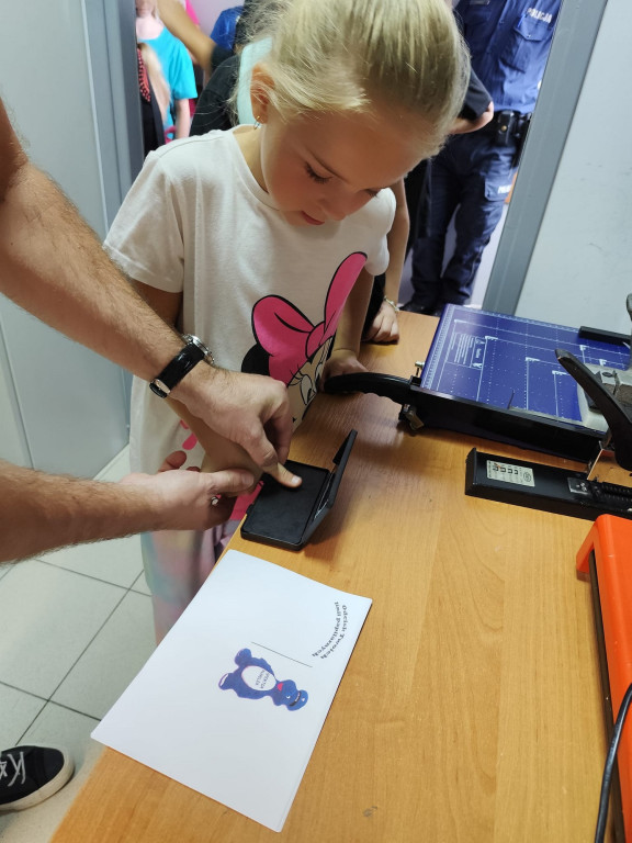 Dzieci poznają pracę policjantów i strażaków
