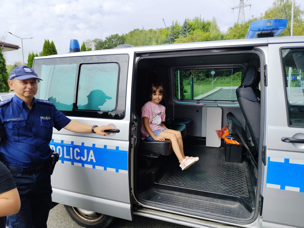 Dzieci poznają pracę policjantów i strażaków
