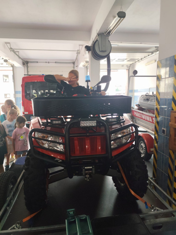 Dzieci poznają pracę policjantów i strażaków