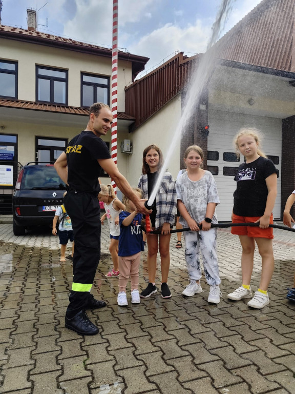 Dzieci poznają pracę policjantów i strażaków