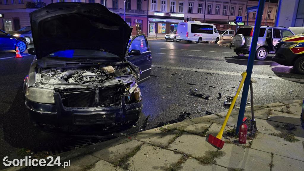 Czołowe zderzenie samochodów na Zawodziu