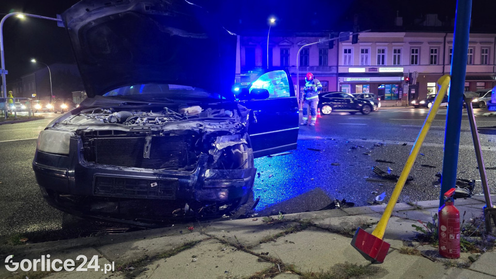 Czołowe zderzenie samochodów na Zawodziu