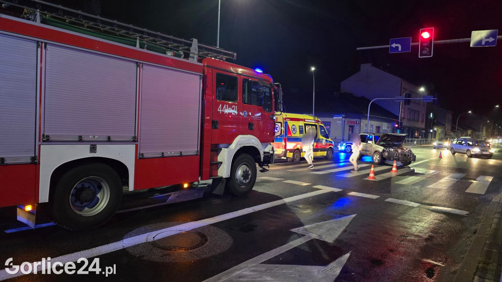Czołowe zderzenie samochodów na Zawodziu