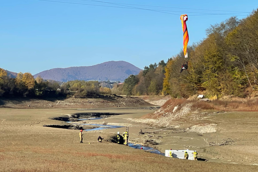 Motolotniarz wpadł na linię energetyczną
