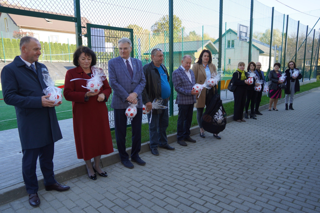 Boisko wielofunkcyjne przy szkole Stróżówce
