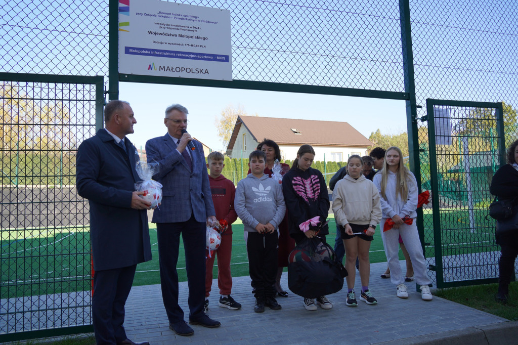 Boisko wielofunkcyjne przy szkole Stróżówce