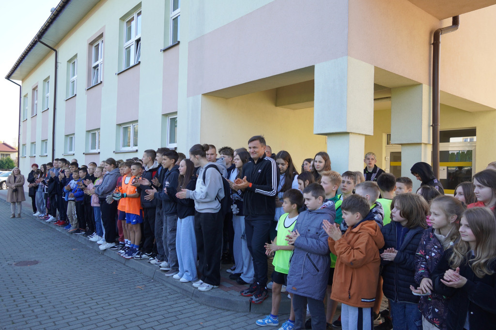 Boisko wielofunkcyjne przy szkole Stróżówce