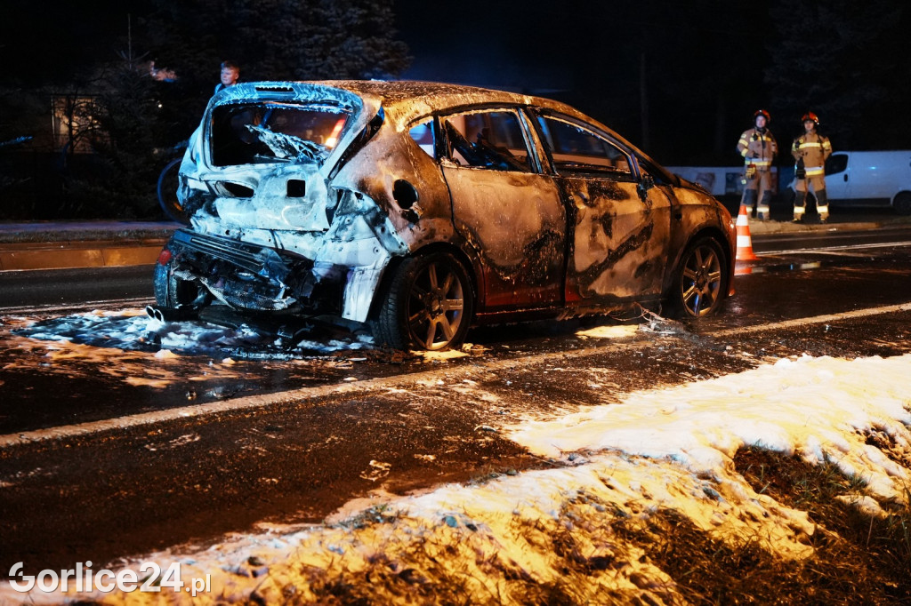 Zderzenie i pożar samochodu na DK28 w Szymbarku (04.11)