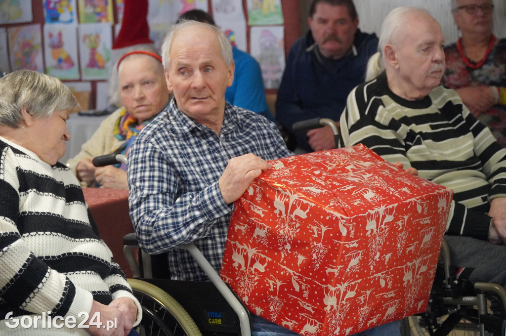 Wizyta Świętego Mikołaja w Domu Pomocy Społecznej w Gorlicach (06.12)