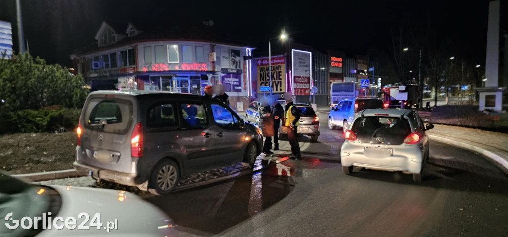 Kolizja na rondzie Pod drukarnią