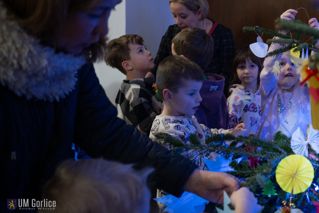 Przedszkolaki ozdobiły choinkę w Ratuszu