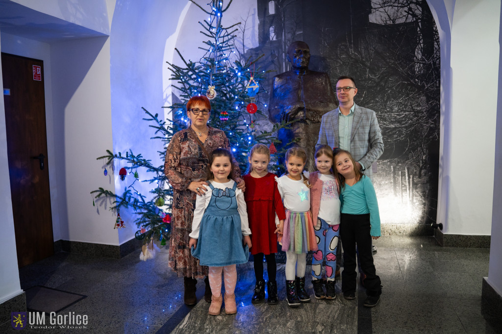 Przedszkolaki ozdobiły choinkę w Ratuszu