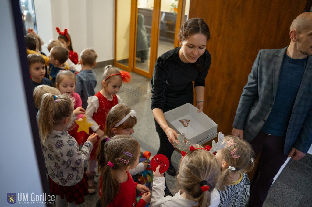 Przedszkolaki ozdobiły choinkę w Ratuszu