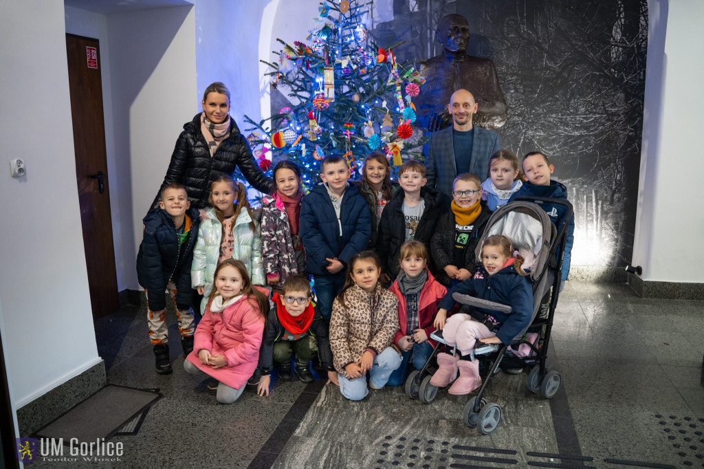 Przedszkolaki ozdobiły choinkę w Ratuszu