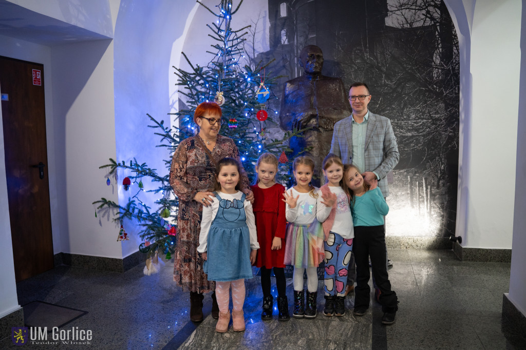 Przedszkolaki ozdobiły choinkę w Ratuszu