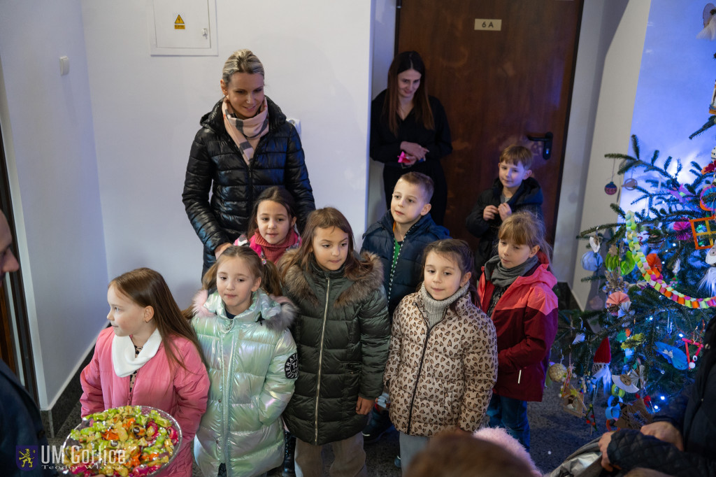 Przedszkolaki ozdobiły choinkę w Ratuszu