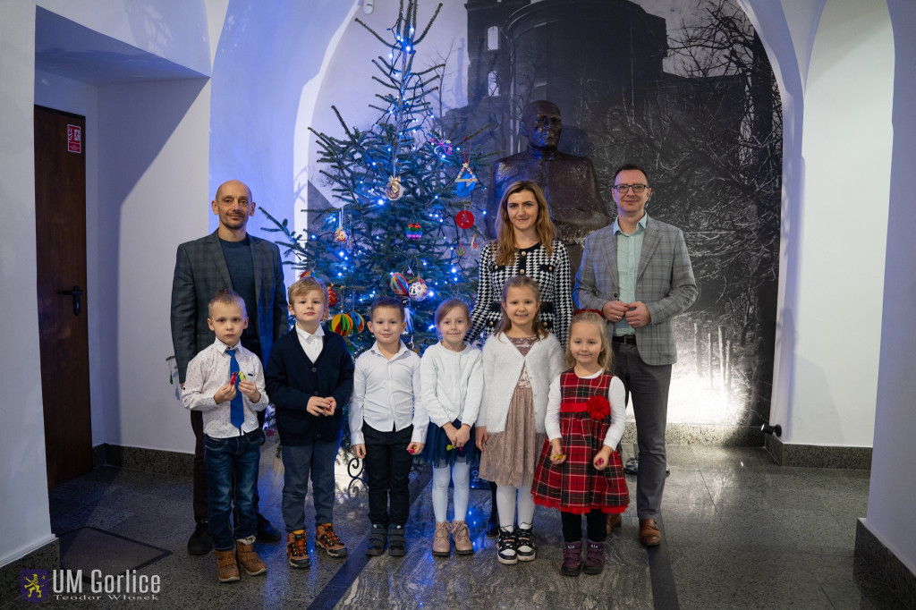Przedszkolaki ozdobiły choinkę w Ratuszu