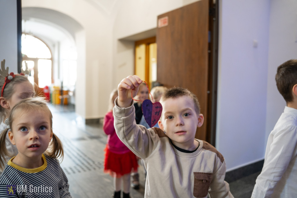 Przedszkolaki ozdobiły choinkę w Ratuszu