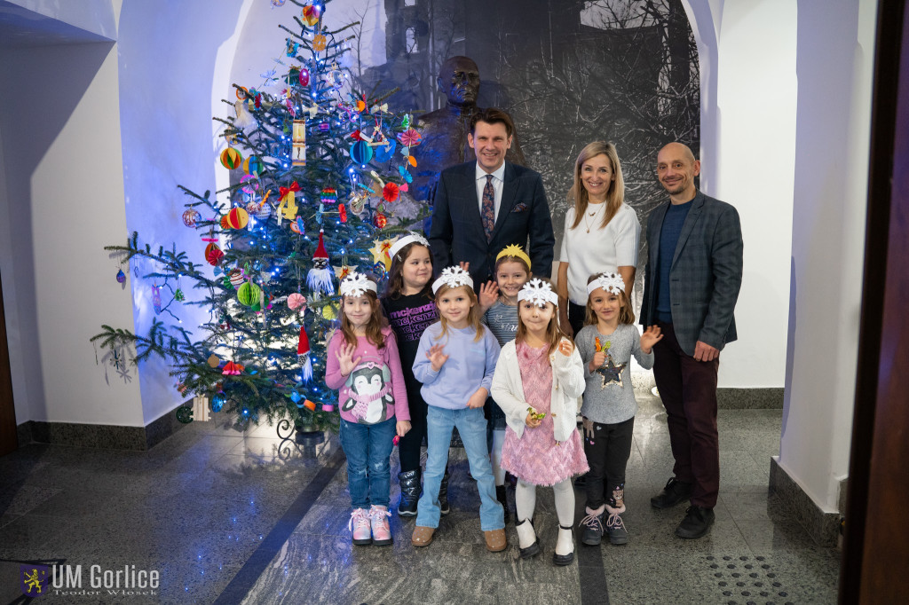 Przedszkolaki ozdobiły choinkę w Ratuszu