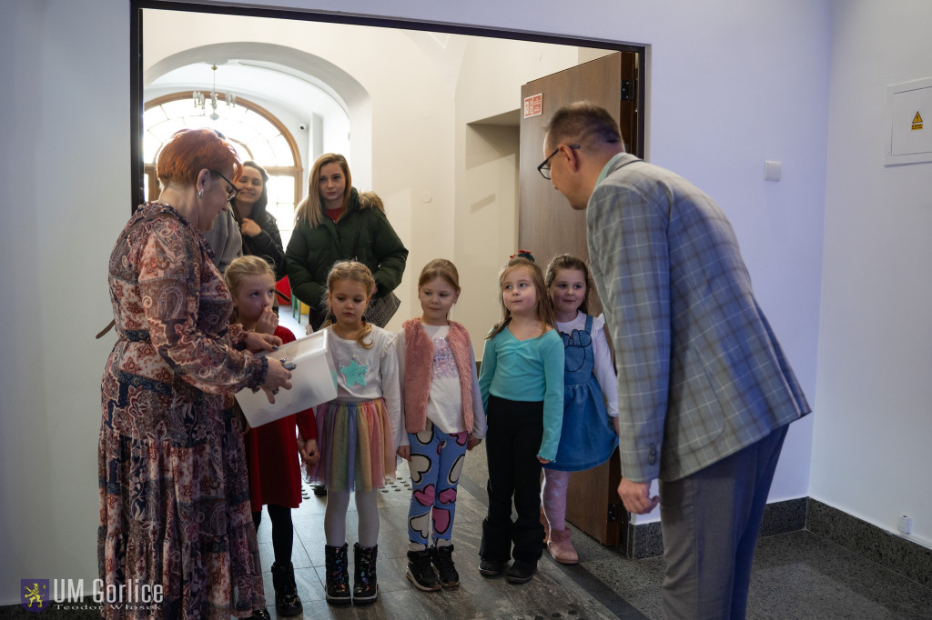 Przedszkolaki ozdobiły choinkę w Ratuszu