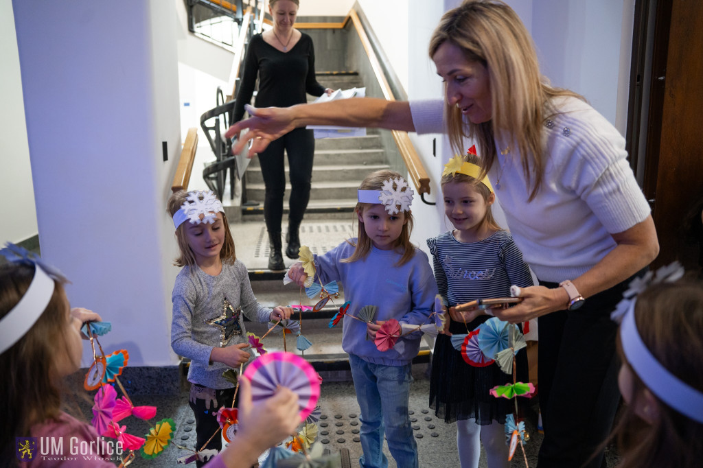 Przedszkolaki ozdobiły choinkę w Ratuszu