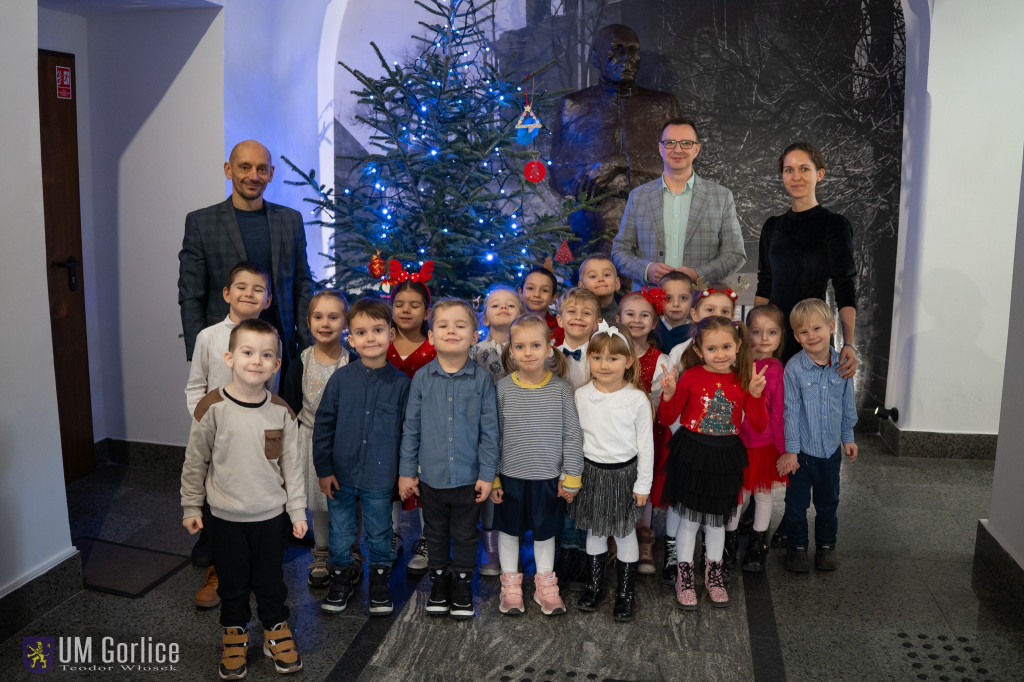 Przedszkolaki ozdobiły choinkę w Ratuszu