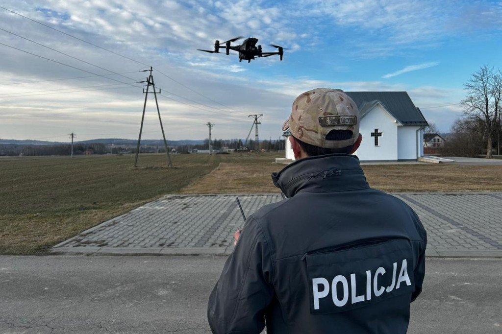 Policjanci szukają podpalaczy przy użyciu dronów