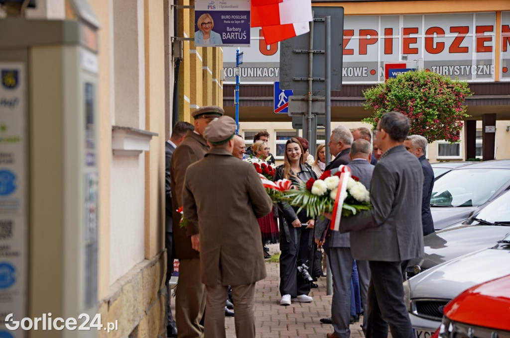 Złożenie wieńców pod tablicą ks. Bronisława Świeykowskiego