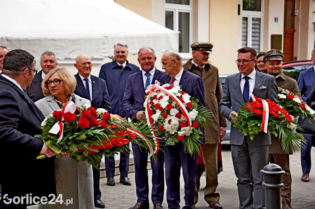 Złożenie wieńców pod tablicą ks. Bronisława Świeykowskiego