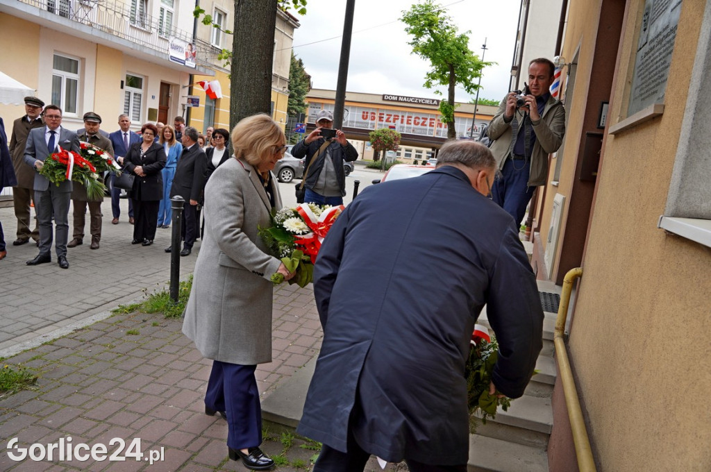Złożenie wieńców pod tablicą ks. Bronisława Świeykowskiego