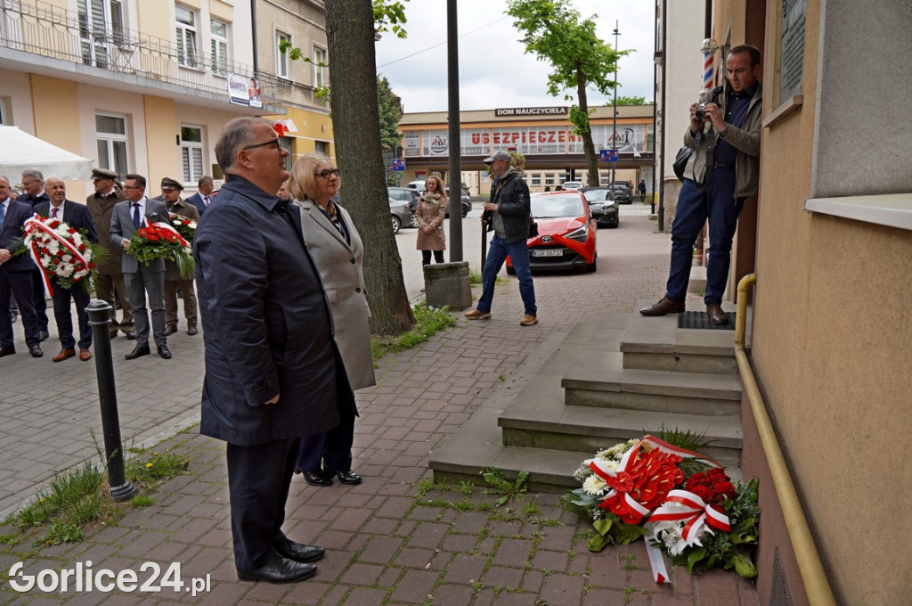 Złożenie wieńców pod tablicą ks. Bronisława Świeykowskiego