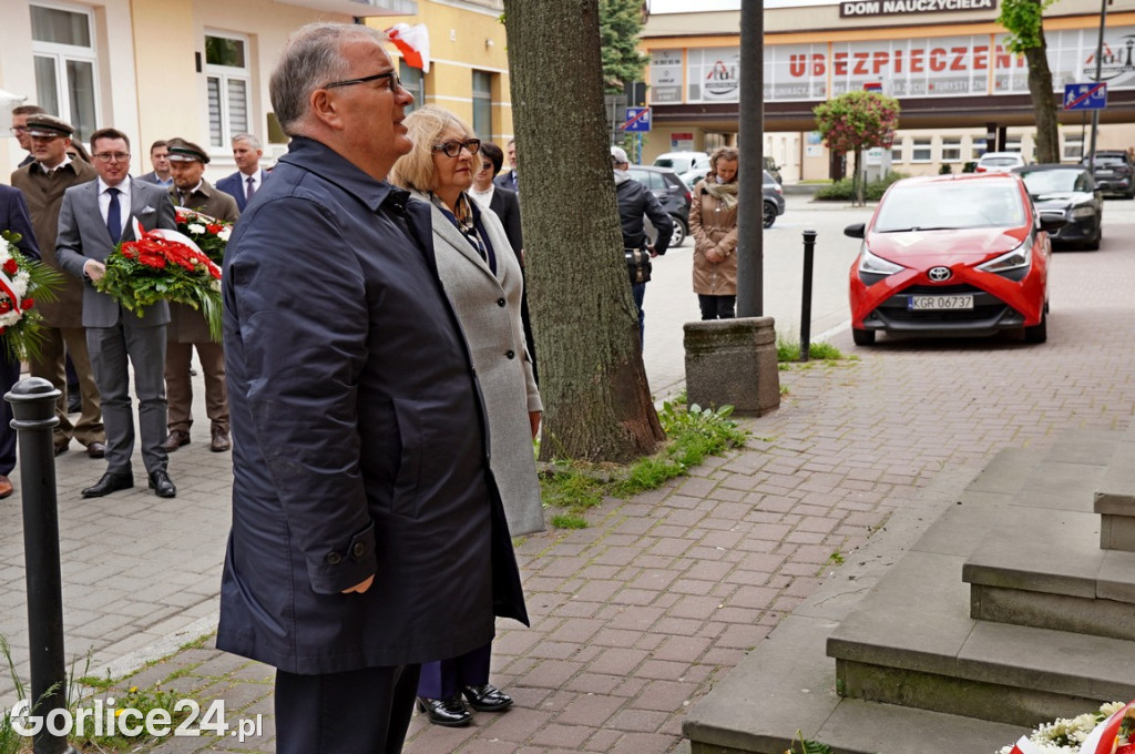 Złożenie wieńców pod tablicą ks. Bronisława Świeykowskiego
