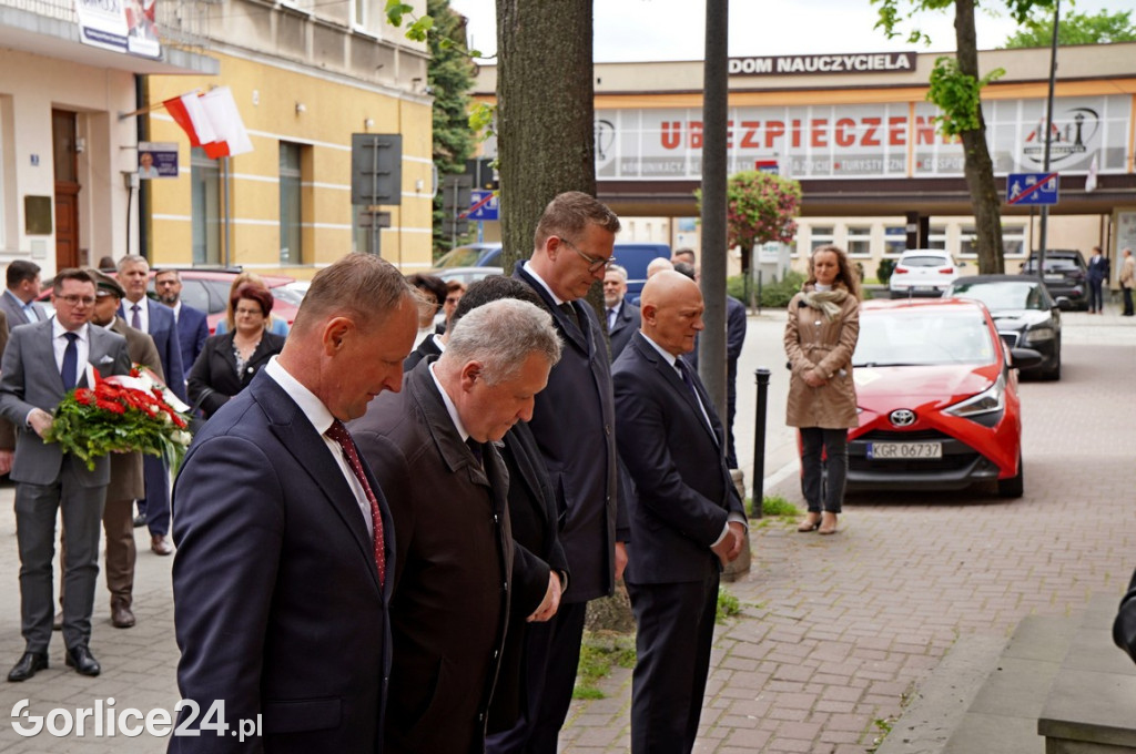 Złożenie wieńców pod tablicą ks. Bronisława Świeykowskiego