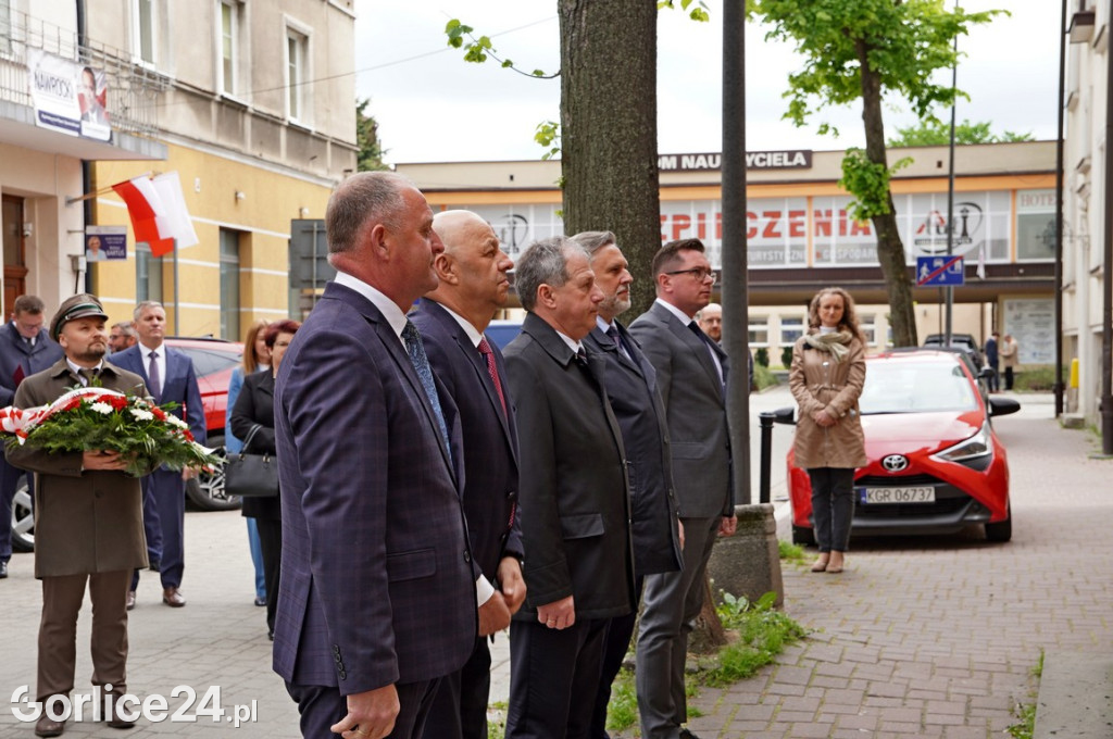 Złożenie wieńców pod tablicą ks. Bronisława Świeykowskiego