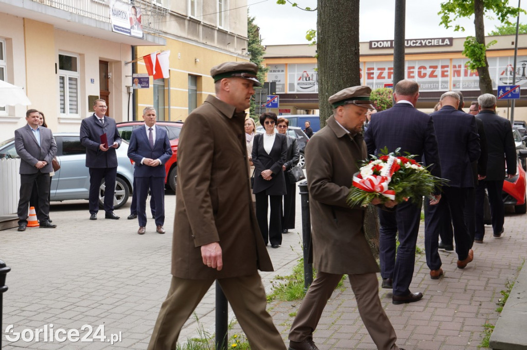 Złożenie wieńców pod tablicą ks. Bronisława Świeykowskiego