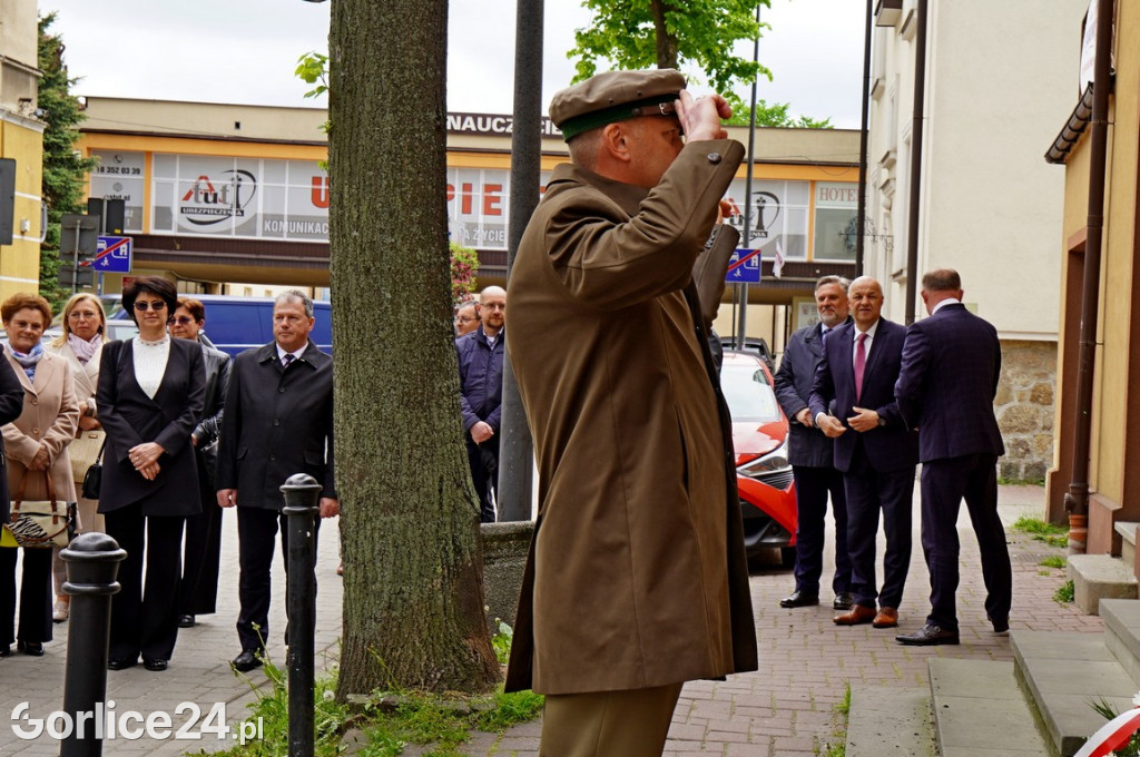 Złożenie wieńców pod tablicą ks. Bronisława Świeykowskiego