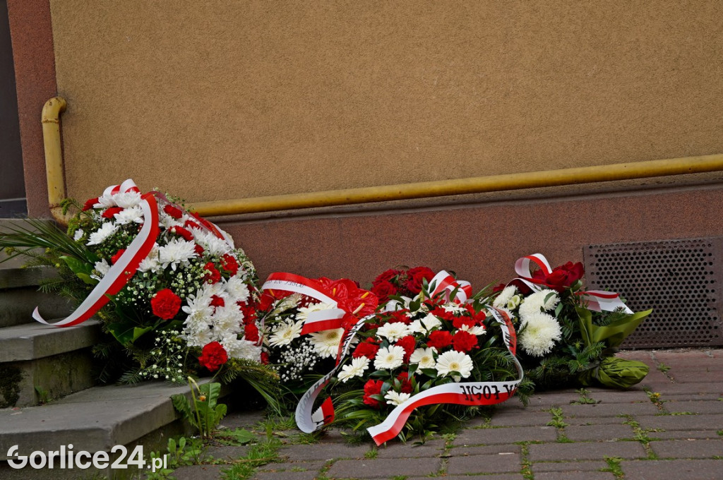 Złożenie wieńców pod tablicą ks. Bronisława Świeykowskiego