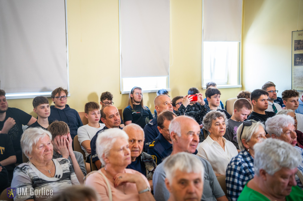 Debata dotycząca oszustw na szkodę seniorów